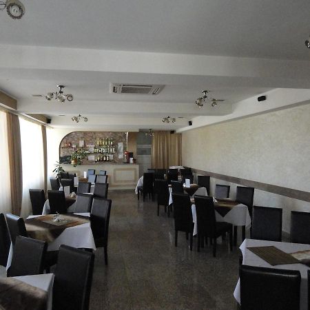 Pensiune Restaurant Avangarde Piteşti Buitenkant foto
